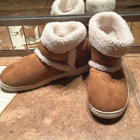 NWT Isotoner Camel Bootie Slippers - Picture 5 of 5